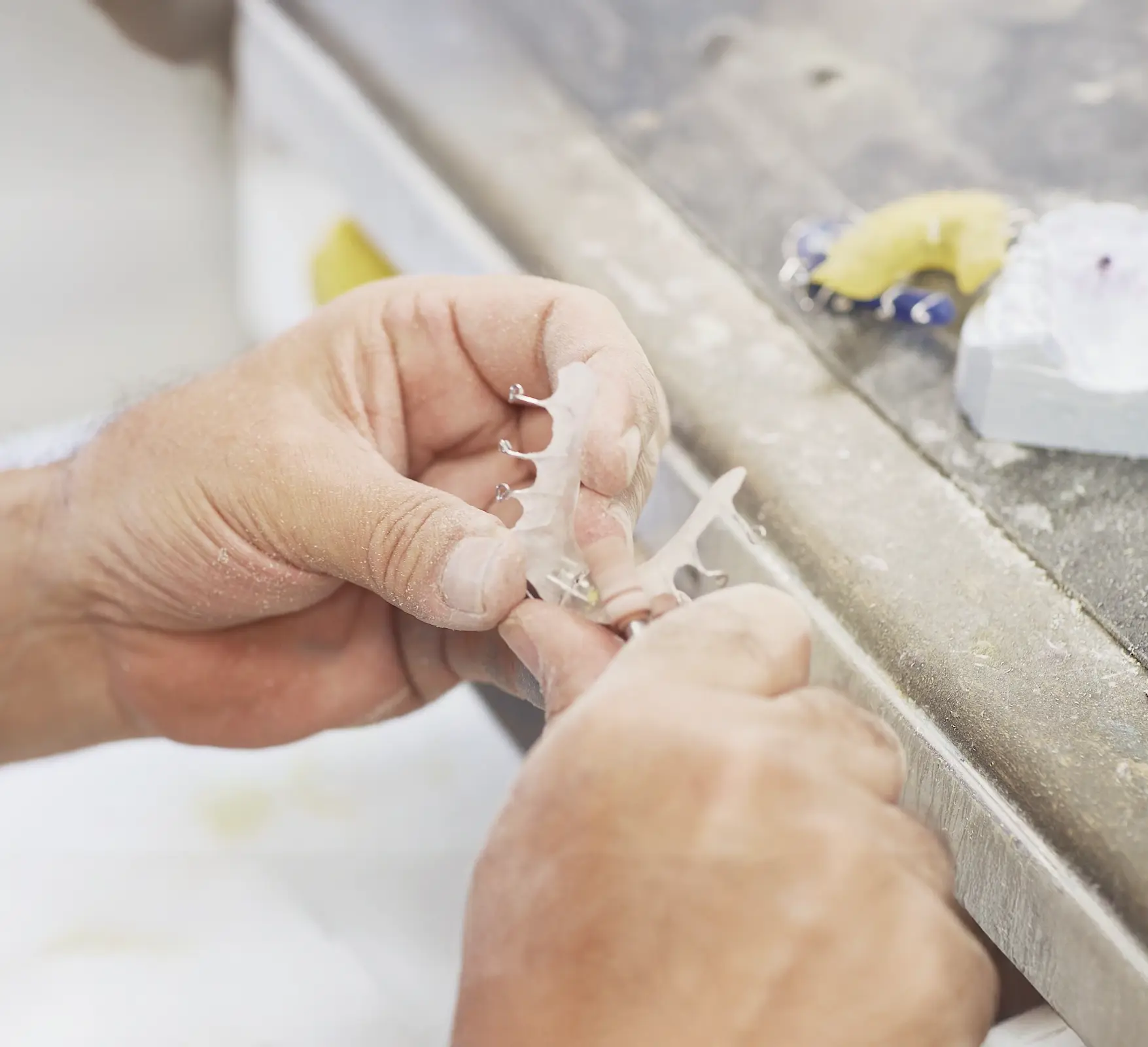 Zahntechniker bei der Arbeit