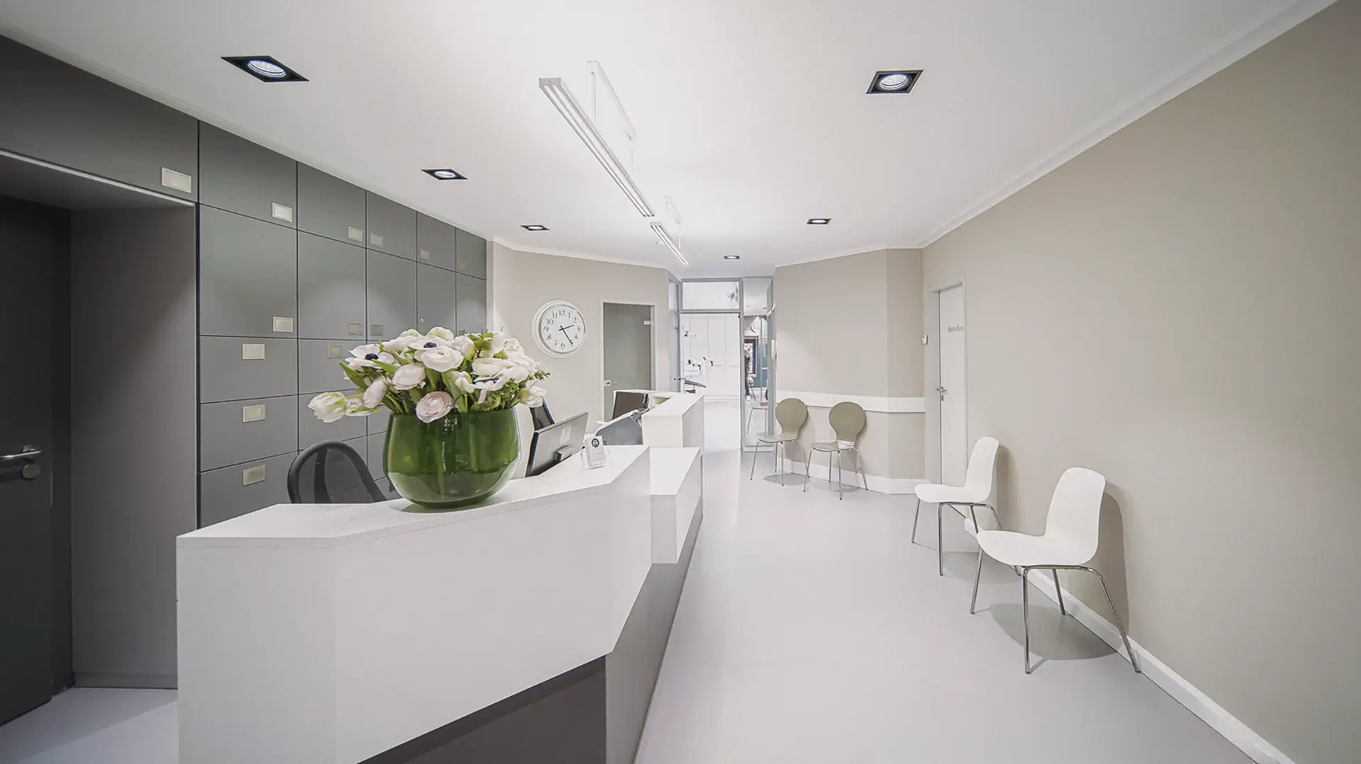 Heller, moderner Empfangsbereich in der Praxis